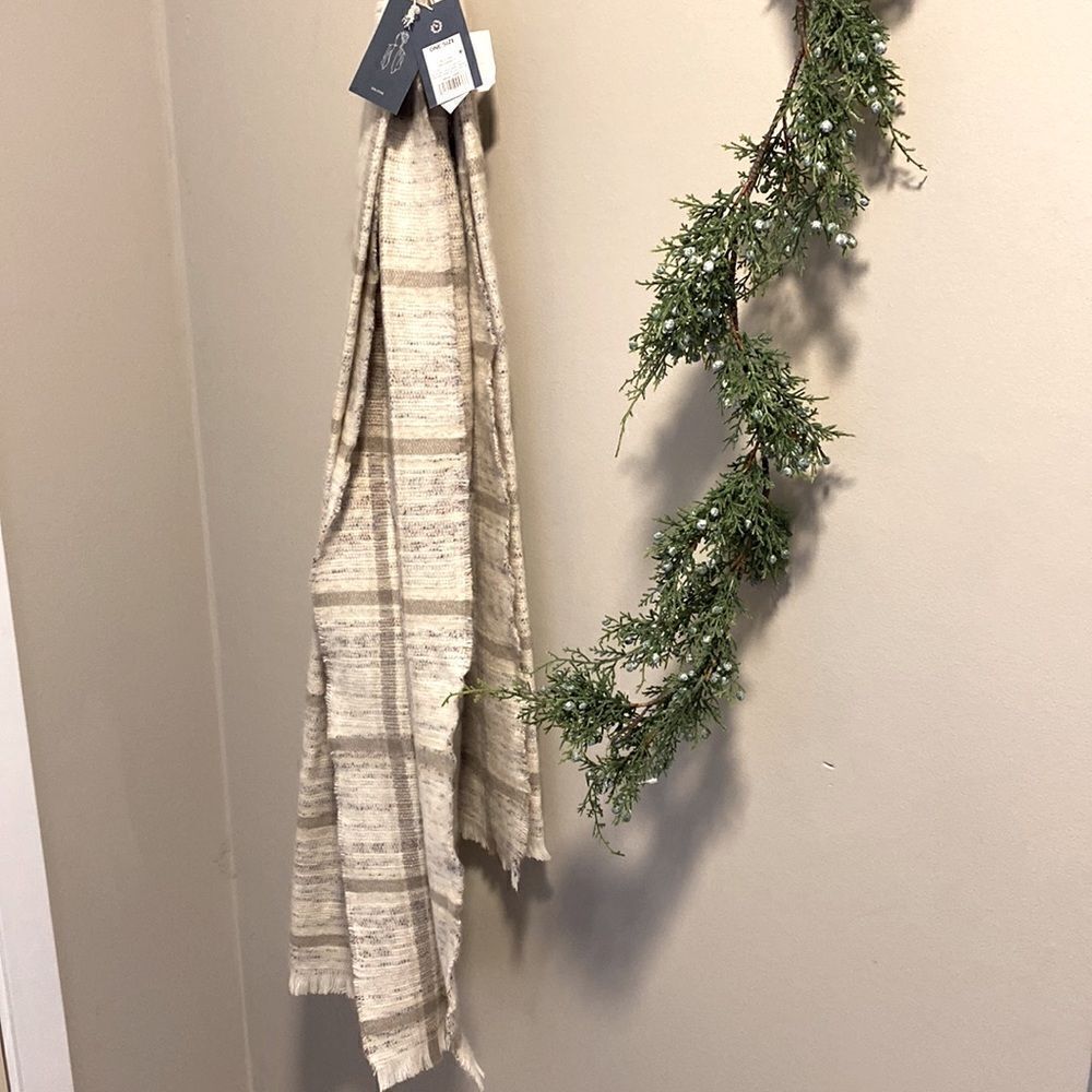 Universal Thread Scarf - Picture 3 of 5